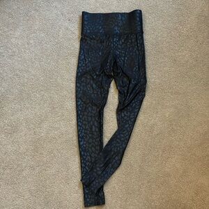 Carbon 38 leggings in black leopard